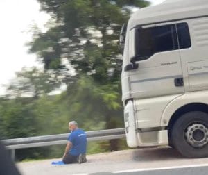 Kamion je stao, ali vjera nije: Fotografija bh. vozača koji klanja pored kraj ceste izazvala reakcije