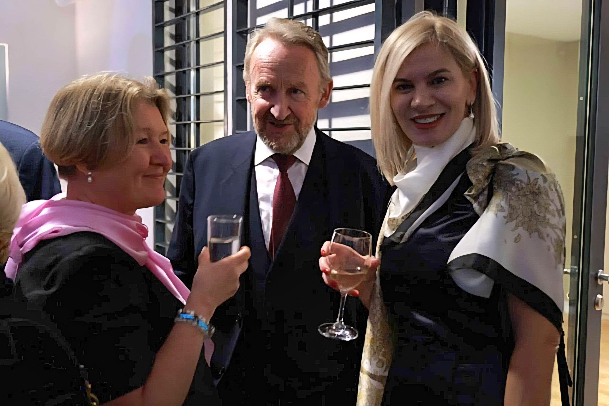 Šarmantni Izetbegović u društvu pravih ljepotica na prijemu u ambasadi SAD