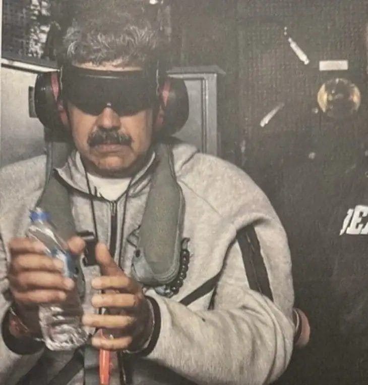 Službenik s maskom za zaštitu slušaoca i pije vodu, scena s Balkanskog portala X.