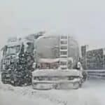 Paleta uništenih kamiona na ekranskom prikazu, fokusiran na Balkan X portal vijesti.