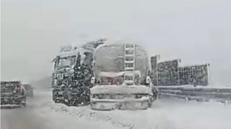 Paleta uništenih kamiona na ekranskom prikazu, fokusiran na Balkan X portal vijesti.