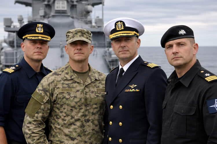 Piloti i mornarički časnici na brodu u podmorskom okruženju.