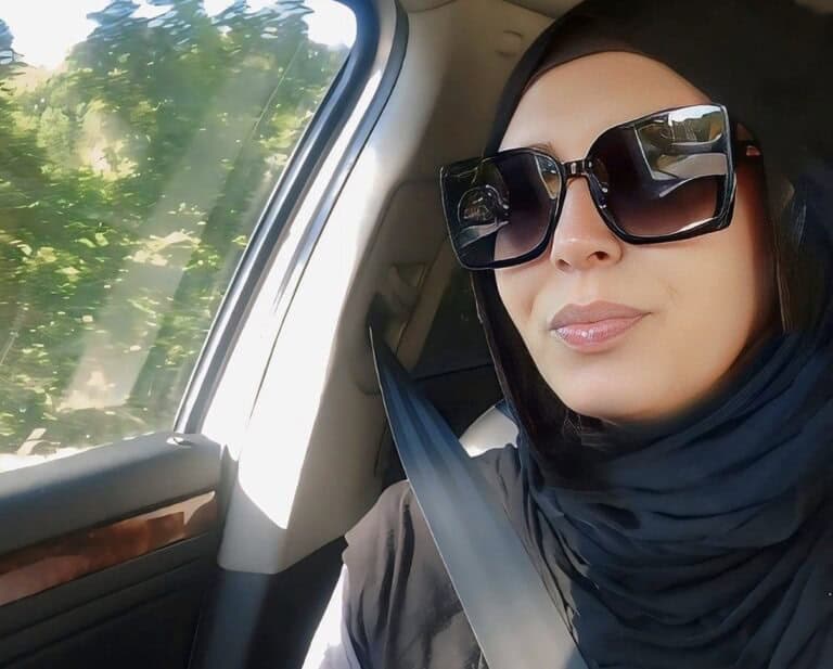 Velika tamna sunčane naočale i crna torbica, moderni stil, putovanje automobilom, priroda vani.